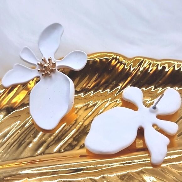 EYE CANDY tropical flower earrings - Picture 5 of 10